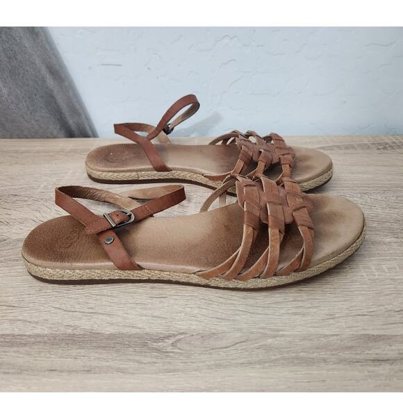 Ugg Larissa Sandals Size 9 Brown Leather Flat Strappy Classic Adjustable Shoes - Picture 2 of 9
